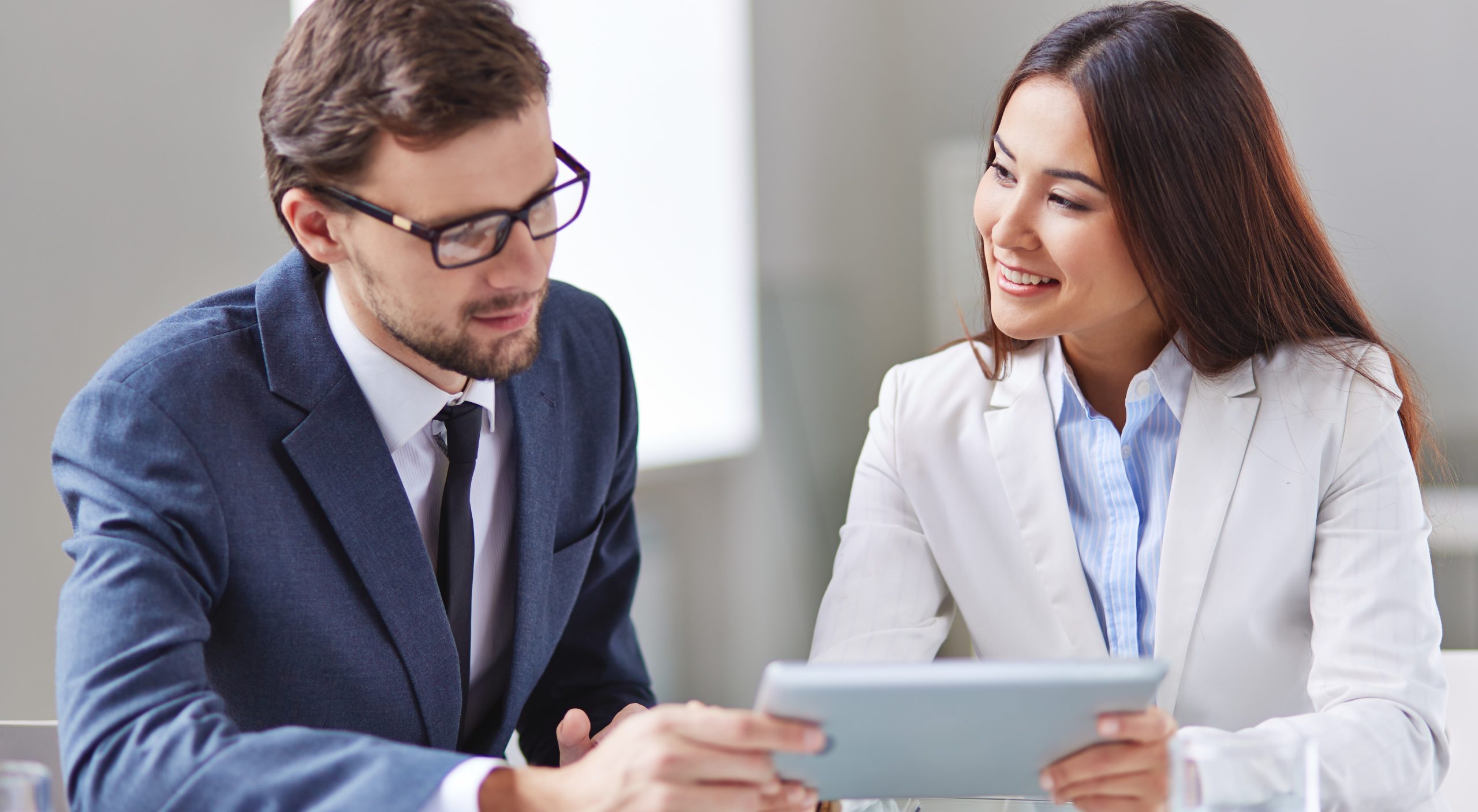 ejecutivos-preparandose-reunion-scaled Mejora en marketing inmobiliario con una consultoría