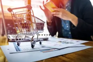 cropped-image-of-woman-inputting-card-information-and-key-on-phone-or-laptop-while-shopping-online-1-1024x683-1-300x200 Buyer Persona: 4 Pasos para su creación y cómo definirlo