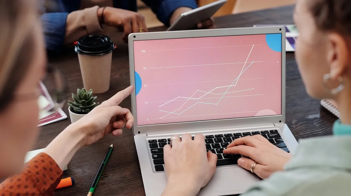 CRM2-scaled ¿Cómo implementar un CRM en tu estrategia de marketing inmobiliario? 6 pasos