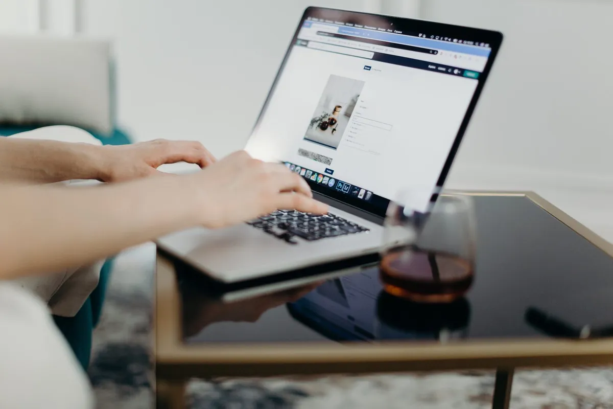 pexels-cottonbro-studio-3584969-scaled La Importancia de tener una página web en el sector inmobiliario. 6 razones